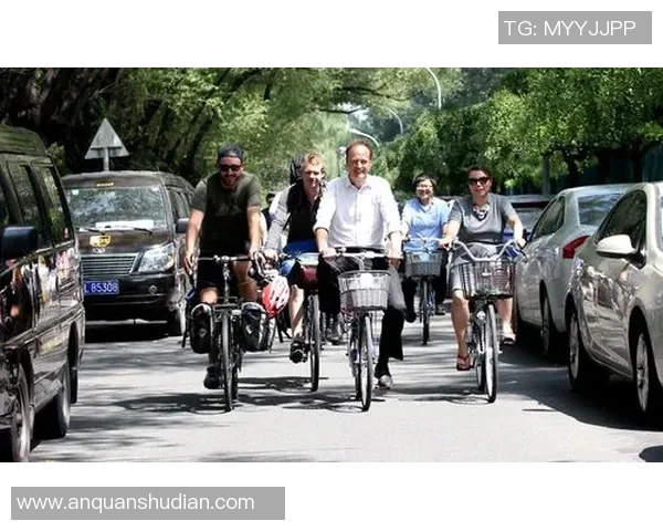 足球明星亲自骑行展现运动魅力与环保理念的完美结合
